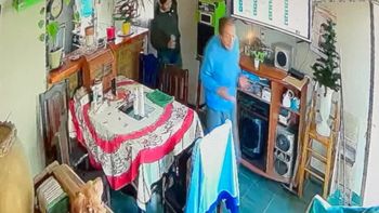 Río Gallegos: le robó 200 mil pesos a un jubilado. Las cámaras en la casa registraron todo. Río Gallegos: le robó 200 mil pesos a un jubilado. Las cámaras en la casa registraron todo.