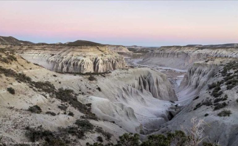En el Cañadón del Loro o Cañadón Blanco, por el color de la arcilla, hay varios recorridos de trekking y mountine bike. En el Cañadón del Loro o Cañadón Blanco, por el color de la arcilla, hay varios recorridos de trekking y mountine bike.