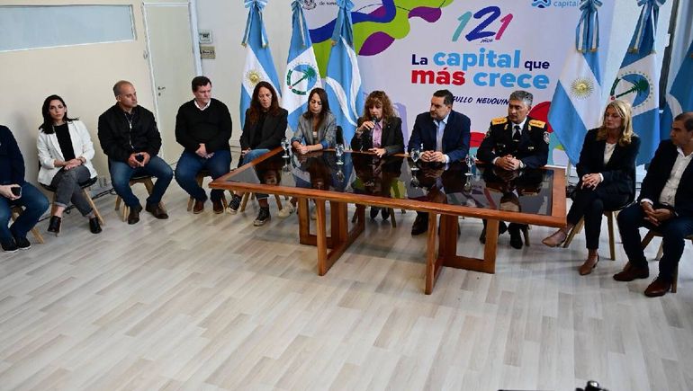 La Municipalidad de Neuquén con el respalto del gobierno provincial avanzarán en la prohibición total de los limpiavidrios en Neuquén. La Municipalidad de Neuquén con el respalto del gobierno provincial avanzarán en la prohibición total de los limpiavidrios en Neuquén.