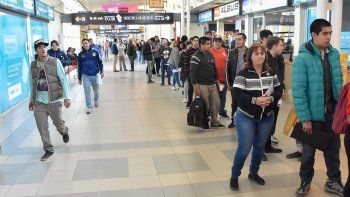 Aspirantes a inspectores de tránsito, ayer, haciendo fila para anotarse en el registro que se abrió en la ETON.Aspirantes a inspectores de tránsito, ayer, haciendo fila para anotarse en el registro que se abrió en la ETON.