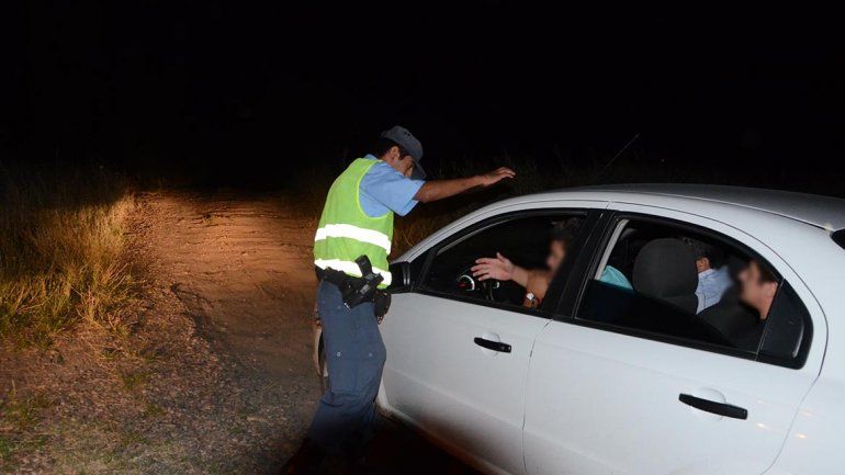 Con cuchillos y una pala, tres hombres atacaron a dos policías durante un operativo