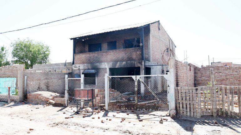 La casa de dos plantas ubicada en el corazón de la toma quedó totalmente destruida por las llamas.