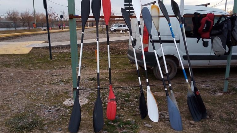 Las palas que se robaron los delincuentes del club Río Limay.