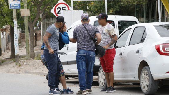 Lo atacaron con un machete para robarle una moto y un celular
