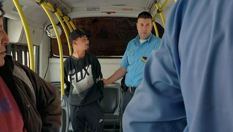 Un pasajero de Autobuses Neuquén discutió con otro en pleno viaje y lo apuñaló