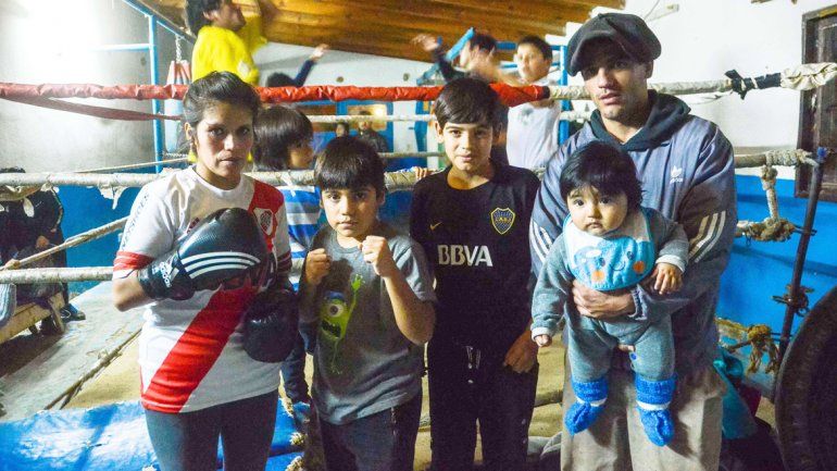 Ayelén con sus hijos y su marido