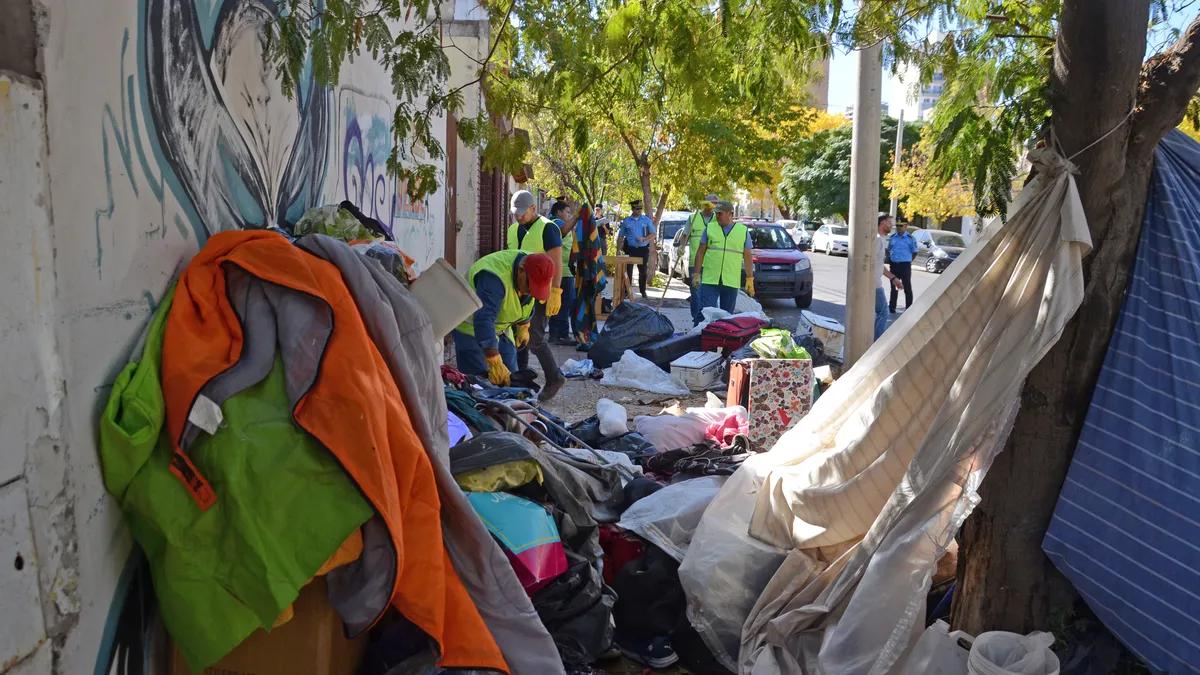 Desalojaron a la mujer que se había instalado en la calle Jujuy: cómo reaccionó y qué pasó con ella