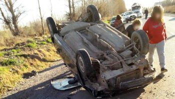perdio el control del auto y volco sobre la ruta 65 perdio el control del auto y volco sobre la ruta 65