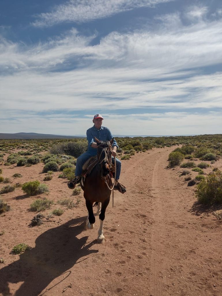 Tras el fallecimiento de su padre, Alfredo tomó la posta y no paró de viajar a las diferentes localidades del norte. “Comencé a viajar (al norte neuquino) con la camioneta Ford 67 y un carrito que eran de mi papá