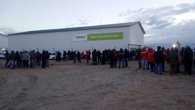 La Uocra corta los accesos a las plantas de Techint y Pluspetrol