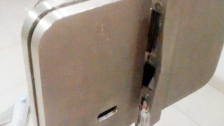 La cerradura de la entrada del complejo quedó destruida.