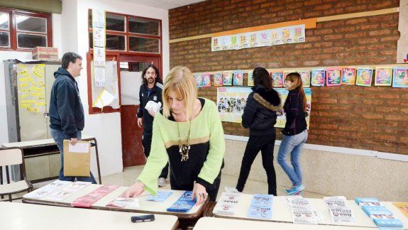 El cuarto oscuro fue un festival de boletas. Las fuerzas políticas tejieron alianzas con sectores minoritarios: apoyaban una fórmula con candidatos propios.