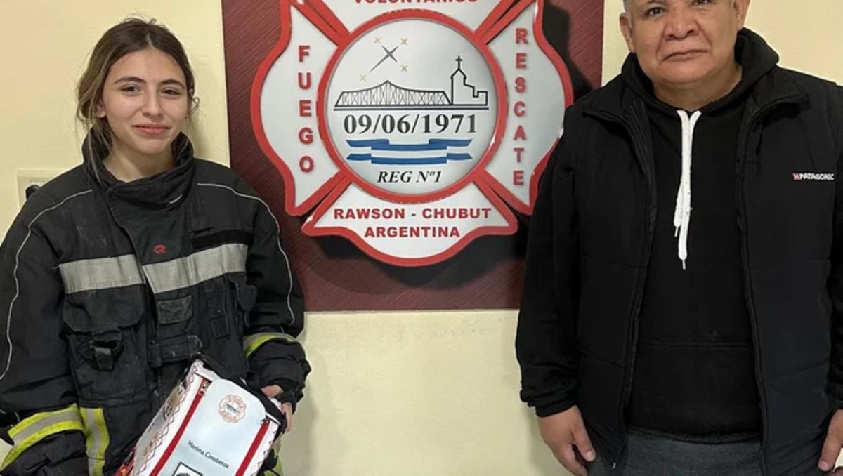 Martina Costanzo, bombera voluntaria de 15 años premiada en Rawson.