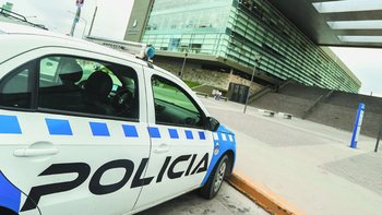 La mujer que protagonizó el salvaje ataque con la manopla de acero fue acusada por tres delitos.