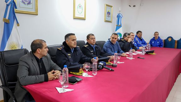 Los jefes policiales se encargaron de dar los detalles de los allanamientos por el asalto comando en Villa La Angostura.