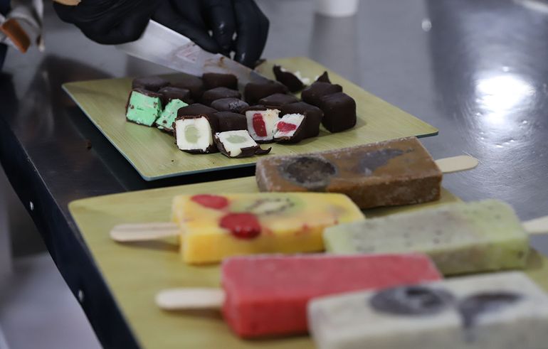 Cerraron su franquicia de helados y ahora crean sus propias paletas que son furor