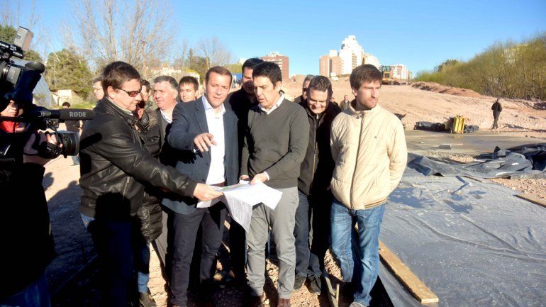 Gutiérrez recorrió el paseo costero que estará para fin de año