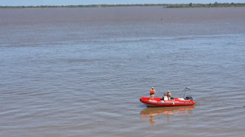 El joven se metió a nadar en el río y desapareció ante la mirada de sus amigos. El joven se metió a nadar en el río y desapareció ante la mirada de sus amigos.