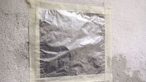Una lámina de aluminio sellada sobre la pared permite identificar si la humedad proviene del interior del muro o del ambiente. Una lámina de aluminio sellada sobre la pared permite identificar si la humedad proviene del interior del muro o del ambiente.