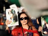 FOTO DE ARCHIVO: La doctora Soraya Fallah, una kurda iraní de Saqqez que vive en Los Ángeles, se manifiesta mientras sostiene una foto de Mahsa Amini en una protesta tras su muerte, frente al Wilshire