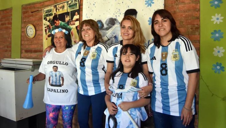 Jéssica y Fabiana, las últimas dos de izquierda a derecha, en una foto de LMN durante el último mundial. Jéssica y Fabiana, las últimas dos de izquierda a derecha, en una foto de LMN durante el último mundial.