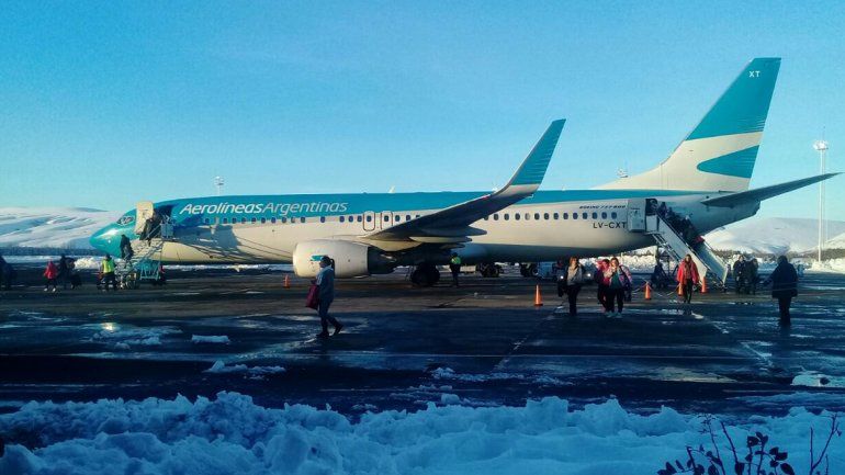 Llegó el primer vuelo al aeropuerto de Chapelco tras el temporal de nieve
