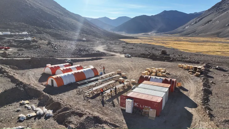 Economía Acelerada y Producción Sostenida: El proyecto en San Juan estima una inversión inicial de 3.170 millones de dólares con un rápido retorno de capital proyectado en menos de cuatro años, impulsado por 205.000 toneladas anuales en el arranque. Economía Acelerada y Producción Sostenida: El proyecto en San Juan estima una inversión inicial de 3.170 millones de dólares con un rápido retorno de capital proyectado en menos de cuatro años, impulsado por 205.000 toneladas anuales en el arranque.