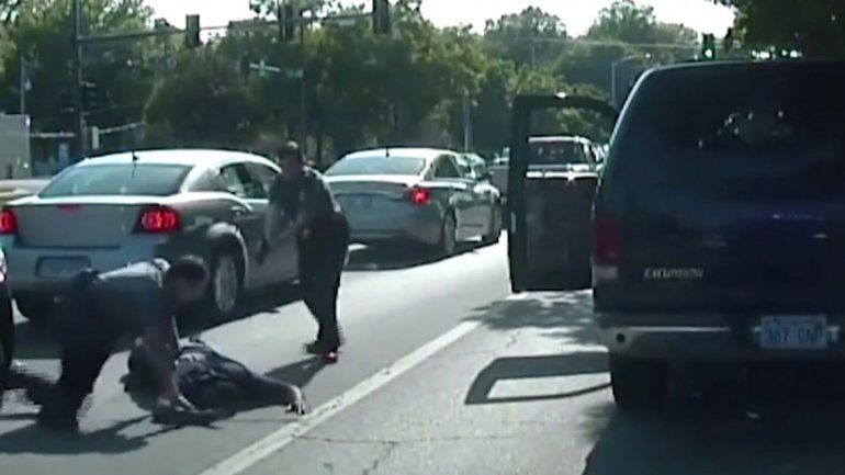 Una policía baleó a un hombre por no usar el cinturón