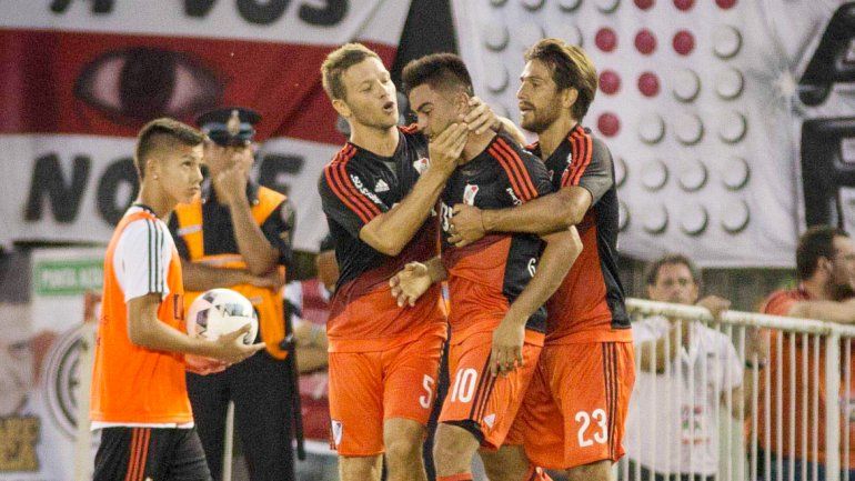El equipo de Gallardo goleó 5 a 1 a Quilmes y se ilusiona. Pity y Mora marcaron dos cada uno.