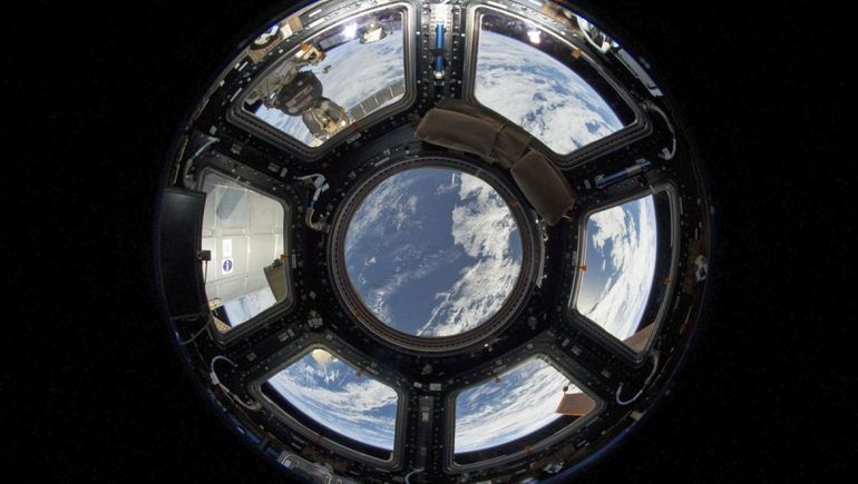 A 400 kilómetros de la Tierra, los astronautas viven en condiciones extremas. A 400 kilómetros de la Tierra, los astronautas viven en condiciones extremas.