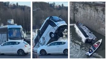 El autobús turístico cayó marcha atrás en el río Po, en la zona céntrica de la ciudad de Turín, en Italia. El autobús turístico cayó marcha atrás en el río Po, en la zona céntrica de la ciudad de Turín, en Italia.
