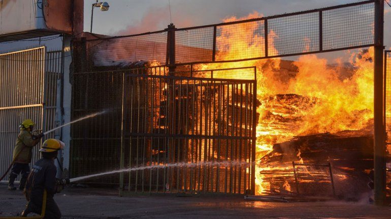 Denuncia: compraron materiales, se incendió la maderera y no les devolvieron la plata