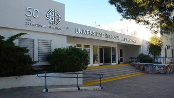 Los docentes de la UNCo pasan uno de los peores momentos a nivel salarial desde el advenimiento de la democracia en 1983. Sus haberes están por debajo de lo que ganan los docentes de los niveles primario y secundario de Neuquén. Los docentes de la UNCo pasan uno de los peores momentos a nivel salarial desde el advenimiento de la democracia en 1983. Sus haberes están por debajo de lo que ganan los docentes de los niveles primario y secundario de Neuquén.