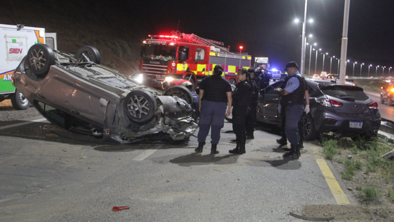 Fuertísimo choque y vuelco entre cuatro vehículos en Ruta 7: tres heridos en el Castro Rendón