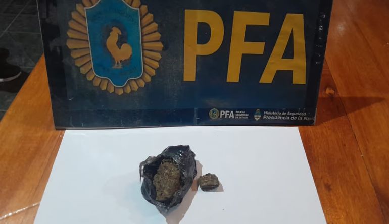 En el búnker de Trelew se dedicaban al narcomenudeo: recibían la droga y la fraccionaban en dosis pequeñas para venderlas a consumidores de la zona. En el búnker de Trelew se dedicaban al narcomenudeo: recibían la droga y la fraccionaban en dosis pequeñas para venderlas a consumidores de la zona.