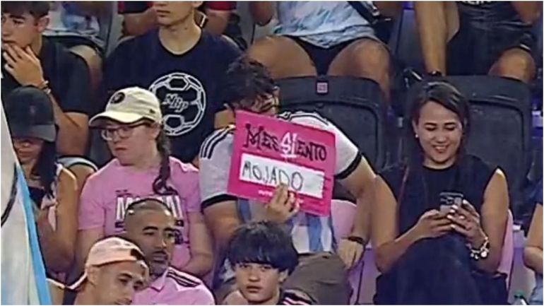 Después de la tormenta, el estadio se llenó para ver la presentación de Messi. Un argentino escribió en su cartel Después de la tormenta, el estadio se llenó para ver la presentación de Messi. Un argentino escribió en su cartel