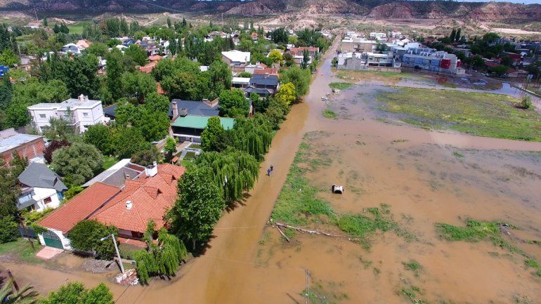 Una postal de un sector del barrio Rincón de Emilio desde el aire. El agua arrasó con todo a su paso.