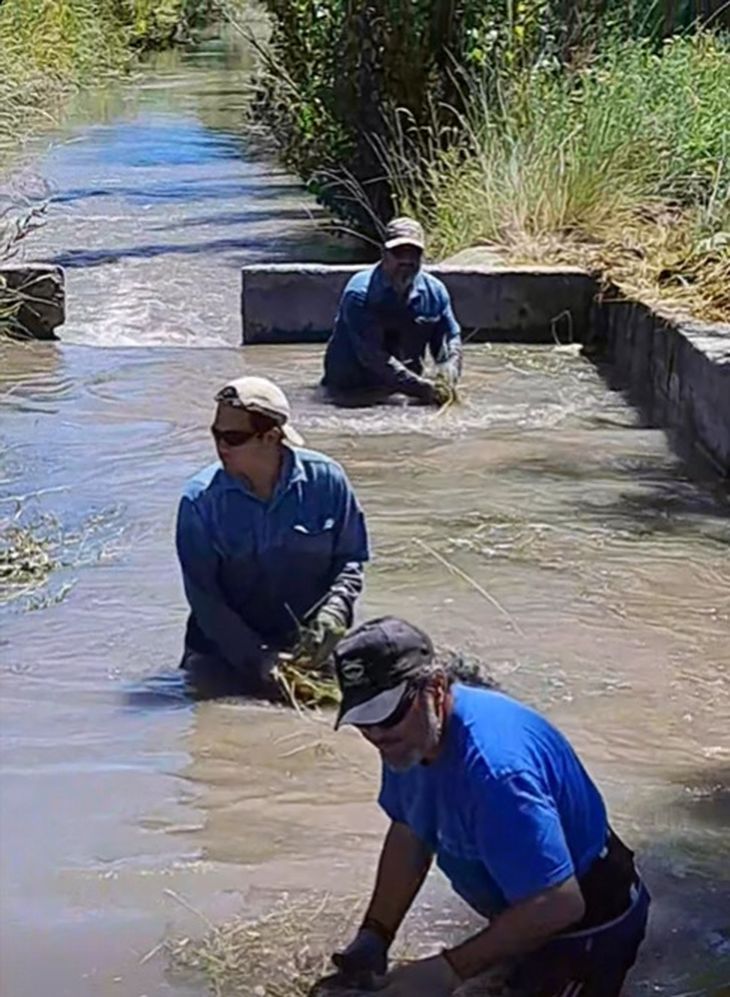 El trabajo invisible: limpiar canales, remover algas y evitar que el agua pierda caudal. El trabajo invisible: limpiar canales, remover algas y evitar que el agua pierda caudal.
