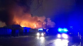 Un gran incendio se desató en el depósito de La Anónima en Cipolletti. Foto: Antonio Spagnuolo. | LM Neuquen Un gran incendio se desató en el depósito de La Anónima en Cipolletti. Foto: Antonio Spagnuolo.