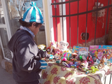 Benicio regaló juguetes en la vereda de la casa de su abuela y en el Parque Central de Oro.