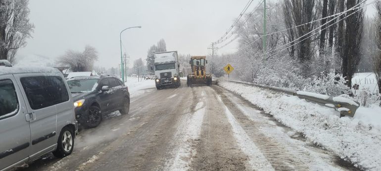 En la cuesta de Pio Protto en San Martín las máquinas trabajan sin parar para despejar la nieve.