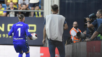 dramatico momento: arquero argentino socorre a hincha infartado dramatico momento: arquero argentino socorre a hincha infartado