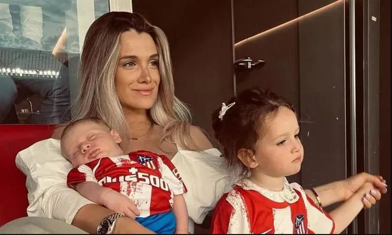 Camila Homs y sus hijos.