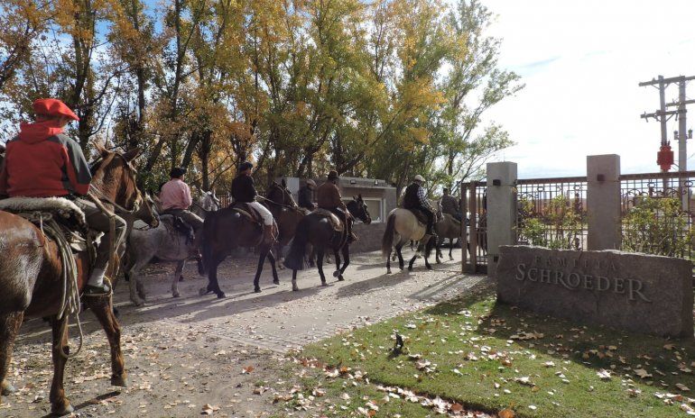 Una cabalgata con los bellos paisajes otoñales del Chañar y los viñedos de Bodega Schroeder