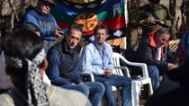 Jorge Tobares junto a Juan Grandi en la reunión con mapuches en Tratayén. Foto: Confederación Mapuche del Neuquén.