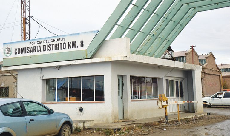 El jefe de la Comisaría de Km 8 se reunió con la directora del colegio al que pertenecen los chicos que iban a pelearse en una plaza de Comodoro Rivadavia. El jefe de la Comisaría de Km 8 se reunió con la directora del colegio al que pertenecen los chicos que iban a pelearse en una plaza de Comodoro Rivadavia.