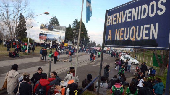A pie y hasta en silla de ruedas. Miles de personas sufrieron la medida de ATE. Dirigentes y afiliados bloquearon rutas en toda la provincia e hicieron una choripaneada cerca del mediodía.