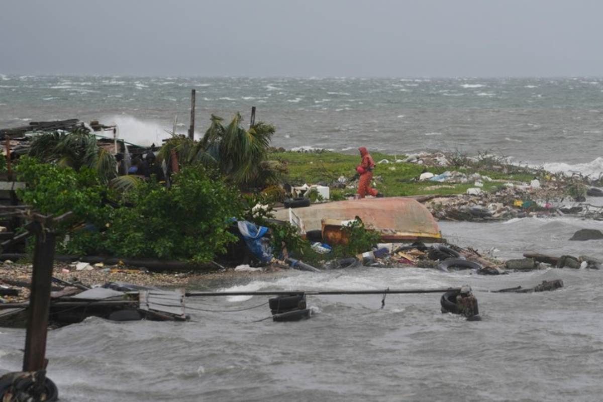 El paso del Huracán Melissa dejó muertes, destrosos e inuncadiones en el Caribe, Jamaica es uno de los países más afectados.
