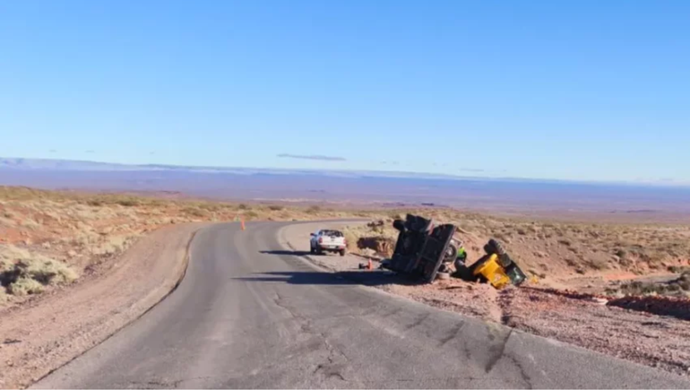 El vuelco del camión en la ruta petrolera pasando Añelo. El vuelco del camión en la ruta petrolera pasando Añelo.