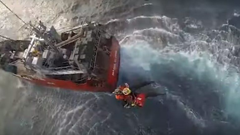 Espectacular rescate en helicóptero a un marinero que se descompensó mar adentro